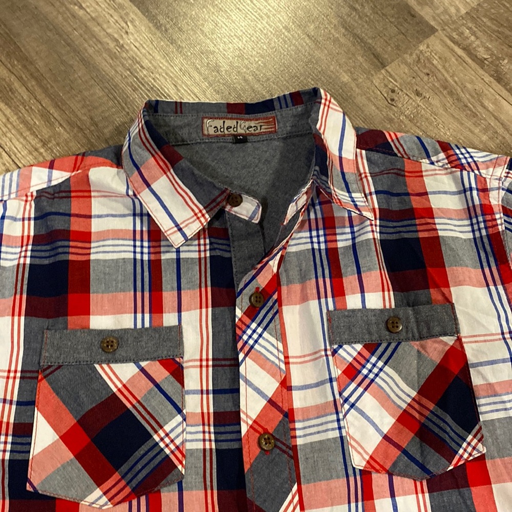 🤑💰🤑 3/$10.00 budle item 🤑💰🤑 
*** Faded gear, short sleeve
